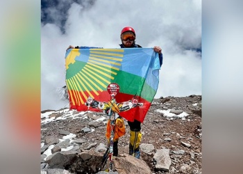 Alcanzó la cima del Aconcagua y plantó la bandera de Eldorado