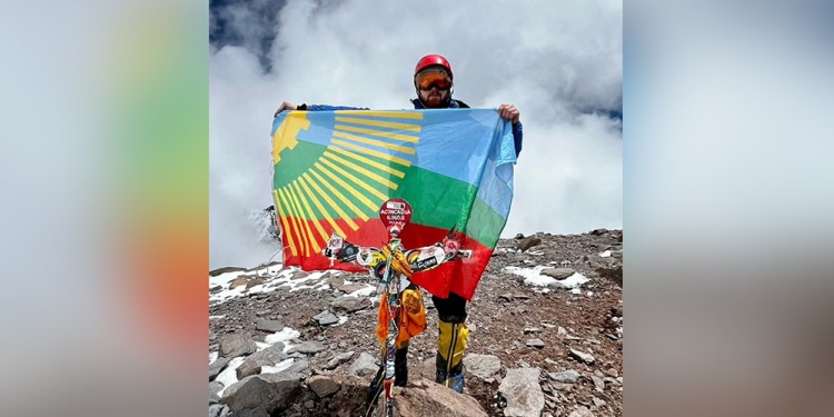 EN LO ALTO. El celeste corresponde al color del cielo; el verde representa la selva, el rojo de la tierra y lo rayos, los inmigrantes que llegaron a la zona.