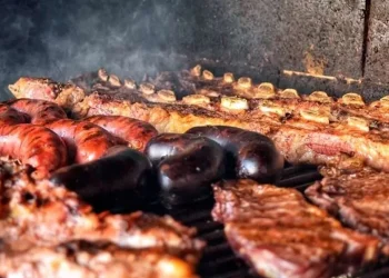 El consumo de carne vacuna cayó 42% y con un kilo de asado se compran cuatro de pollo