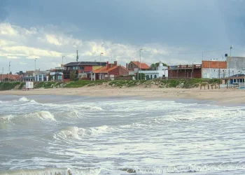 Reportan un muerto por una ola gigante en la costa argentina