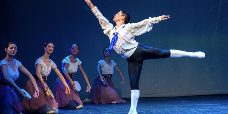ARTE Y PERFECCIÓN. El Ballet Neoclásico Posadas anunció el inicio de sus cursos intensivos de verano y la puesta en marcha de su escuela de formación profesional.