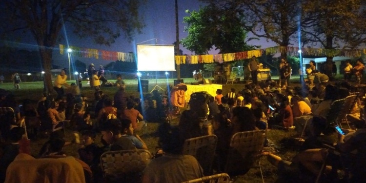 CINE PARA LA FAMILIA. Desde hace seis años la Biblioteca Popular 2 de Abril lleva adelante su ciclo de cine gratuito en distintos barrios de la capital provincial destinados para los niños y la comunidad en general.
