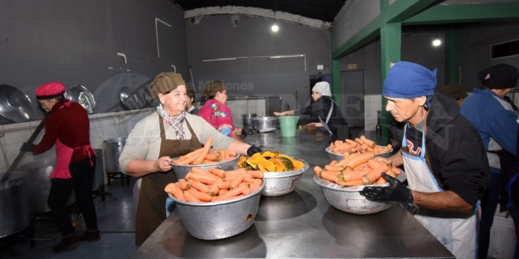 EN PLENA TAREA. La cocina en las sedes centralizadas inicia a las cinco de la mañana.