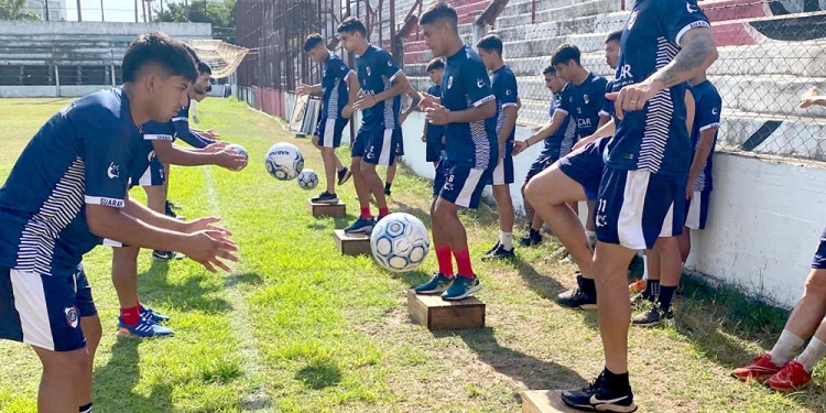 A PLENO. El plantel de Guaraní está a punto para un partido trascendental.