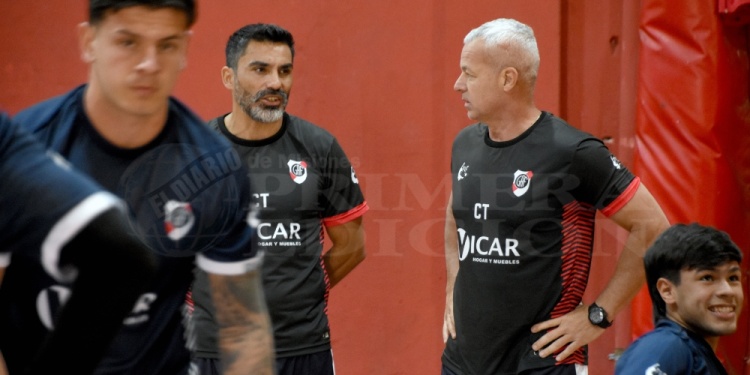ANÁLISIS. Eluchans y Dutto, la dupla técnica de Guaraní, en plena charla. El domingo se jugará la primera final.