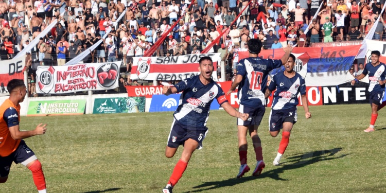 CARTA DE GOL. Mauro Gómez abrió el marcador ante Mandiyú en una tarde calurosa y frente a un imponente marco de público en Villa Sarita.
