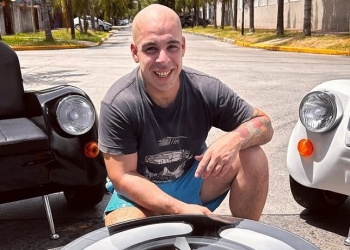 Con sangre misionera: Un carpintero naval crea sillones con piezas de autos