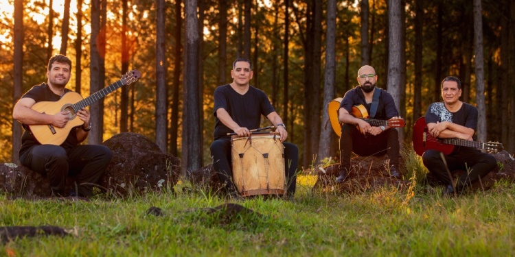 BOMBO, VOZ Y GUITARRA. Este año el conjunto La Guitarreada celebra 10 años con la música y viaja rumbo a Cosquín para compartir la temporada festivalera.