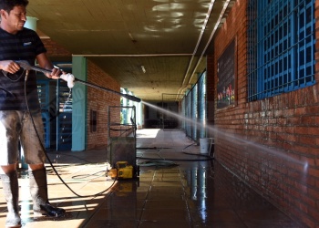 Municipios sostienen el mantenimiento  en las escuelas con recursos limitados