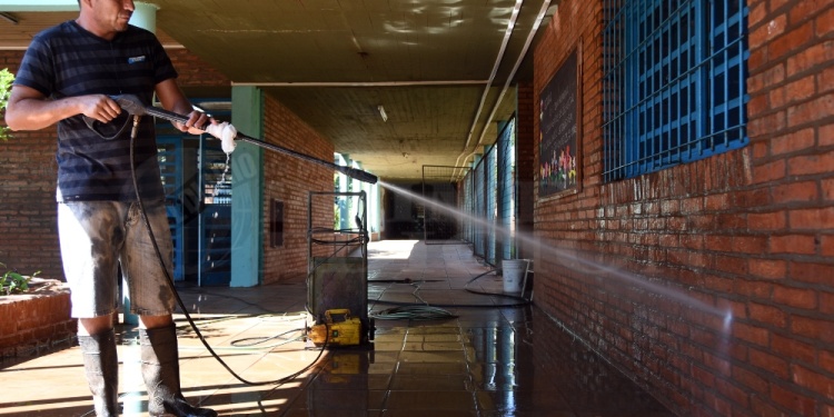 EN PLENA TAREA. Desmalezamiento, control de vectores y fumigaciones se realizan también en vacaciones.