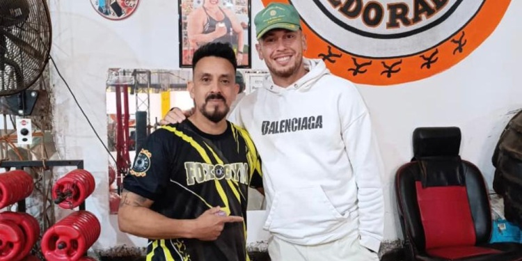 VISITA. Lucas Ocampos visitó el gimnasio de su tío Omar.