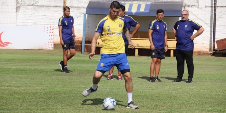 A CABECEAR TODAS. El oriundo de Paso de los Libres mide 1,92 de altura.