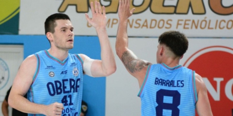 FIGURA. Vorhees y Barrales celebran. El estadounidense fue goleador ante Platense.