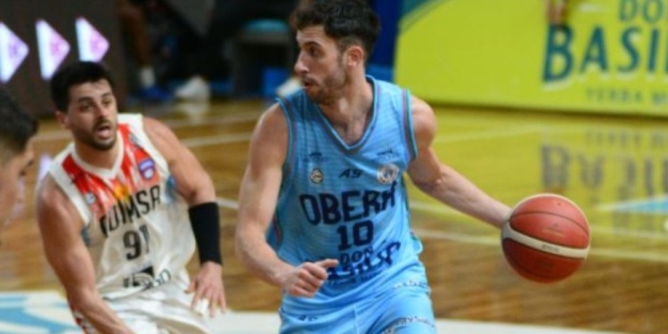 EN ACCIÓN. Sansimoni, con la naranja. El base ya piensa en lo que se viene.