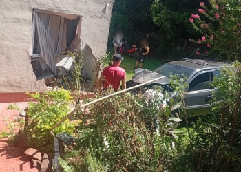 Mujer de 83 años perdió el control del vehículo y terminó dentro de una propiedad