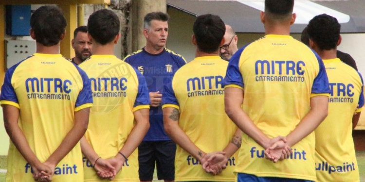 INDICACIONES. Salinas continuará al frente de Mitre, en lo que será la segunda participación del club en el Federal A.