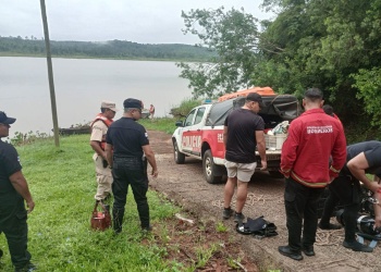 Buscan a un suboficial de la Policía que desapareció tras el vuelco de una canoa