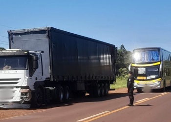 Susto en la ruta 12: camión perdió dos ruedas y provocó un triple choque