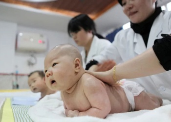 China grava anticonceptivos en un nuevo intento por frenar la caída de la natalidad