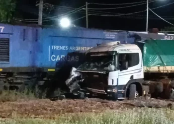 Un camionero misionero se salvó de milagro tras ser embestido por un tren en San Juan