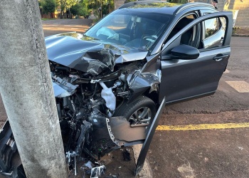 Perdió el control del auto y chocó contra una columna del alumbrado público