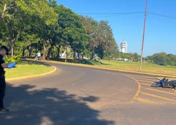 Buscan a un auto que chocó a una motociclista y se fugó en Posadas: la mujer está internada