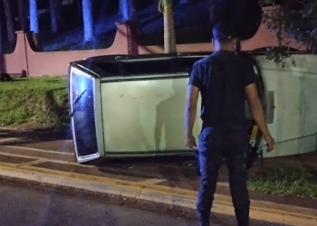 Totalmente borracho, conductor de 73 años volcó y casi provoca una tragedia