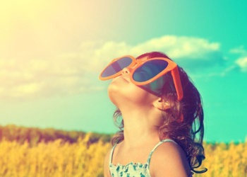 En verano, el sol también daña los ojos: cómo proteger la vista durante las vacaciones