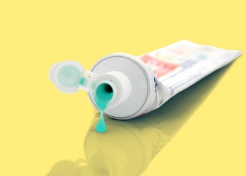 Por qué conviene guardar los tubitos de pasta dental en casa
