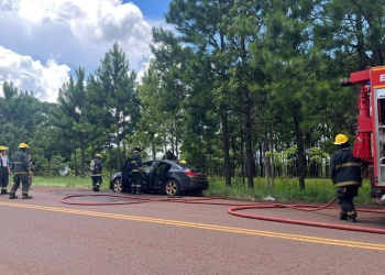 Un auto se incendió y otro despistó en dos accidentes viales en Misiones