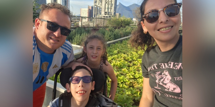 ESPERANZA. Sus padres confían en los resultados del tratamiento en Enszo.