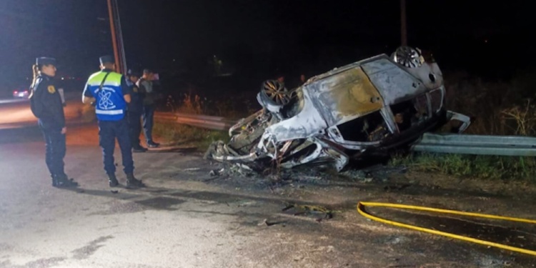 SINIESTRO FATAL. Tras el despiste y vuelco, el auto se prendió fuego con la familia dentro, solo sobrevivió una joven de 17 años.