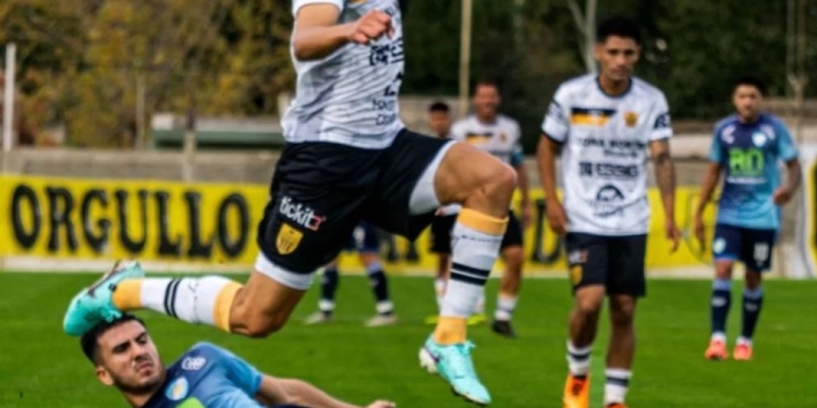 AL FRENTE. Arregui, en acción. El defensor viene de jugar en Santamarina.