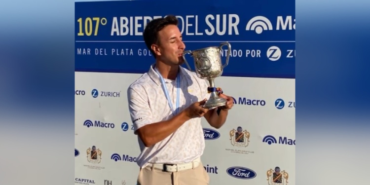 BESO SAGRADO. El posadeño y la copa. Báez arrancó la temporada con todo.