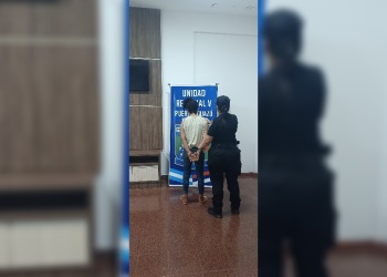 Una mujer ingresó a una casa y atacó con un cuchillo a un jubilado