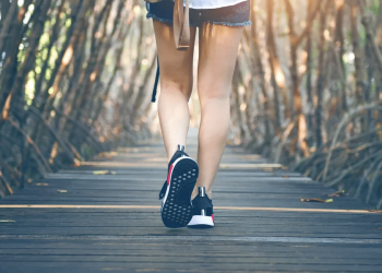 Cuánto conviene caminar por día para bajar los excesos de las Fiestas