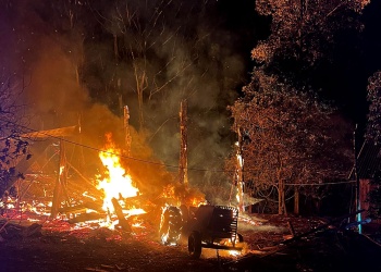Incendio destruyó por completo un galpón en 25 de Mayo