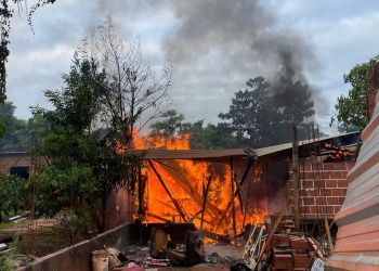 Incendio destruyó por completo una vivienda en el barrio Bicentenario de Iguazú