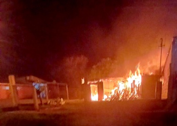 Una adolescente sufrió graves quemaduras durante el incendio de una vivienda