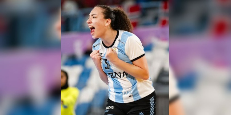 CON LA CELESTE Y BLANCA. La montecarlense Mara López, presente en Asunción.