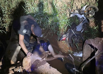 Motociclista sufrió lesiones graves tras despistar y caer sobre la calzada