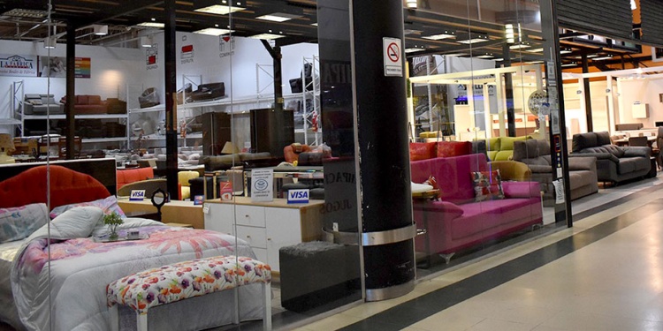 El relevamiento sectorial fue contundente: seis de los siete rubros terminaron diciembre con caída interanual. El golpe más fuerte se vio en bazar/decoración y muebles (-15%)