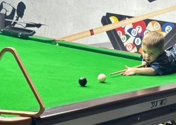 Con solo dos años, un niño batió un récord Guinness en el billar