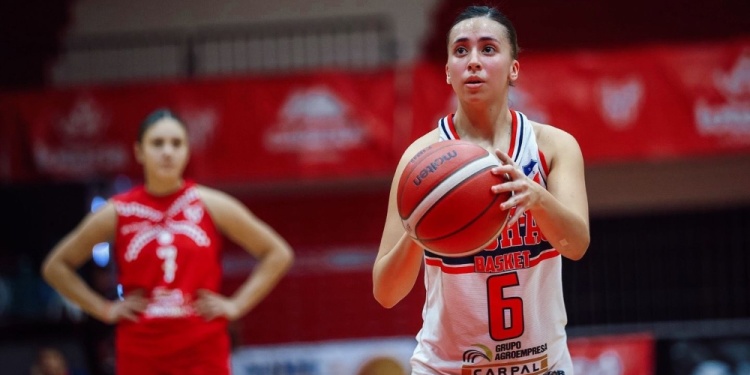 EN ACCIÓN. Renata, con la pilcha del Bochas, en la Liga Nacional.