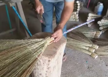 La producción de escobas de paja se afianza como motor económico en Alba Posse