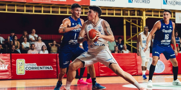 LUCHÓ, PERO NO PUDO. El Celeste sucumbió ante Regatas de Corrientes por 78-66 en el primer juego del año. (Foto Prensa Regatas)