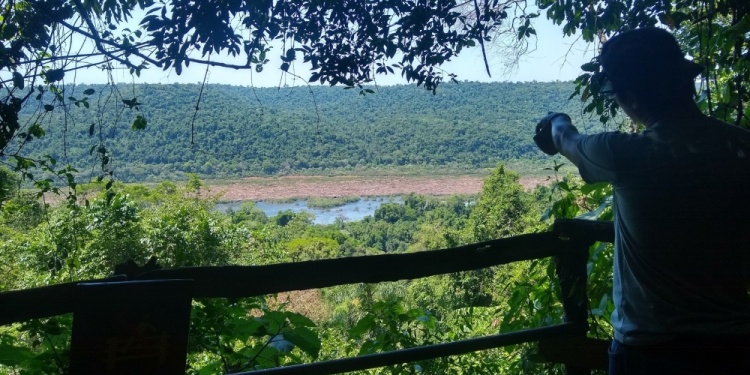 CRUCE DE DATOS. En su trabajo científico, Gómez analiza datos satelitales y variables económicas y sociales para revelar patrones.