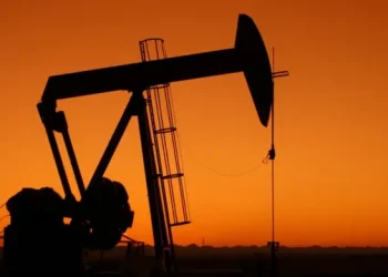 El ataque a Irán sacude a los mercados y el petróleo podría trepar hasta los US$100