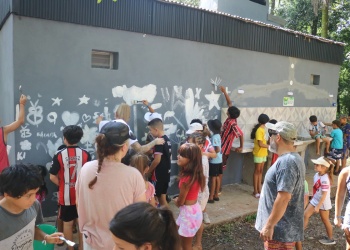 Taller de muralismo acerca a los jóvenes al arte urbano