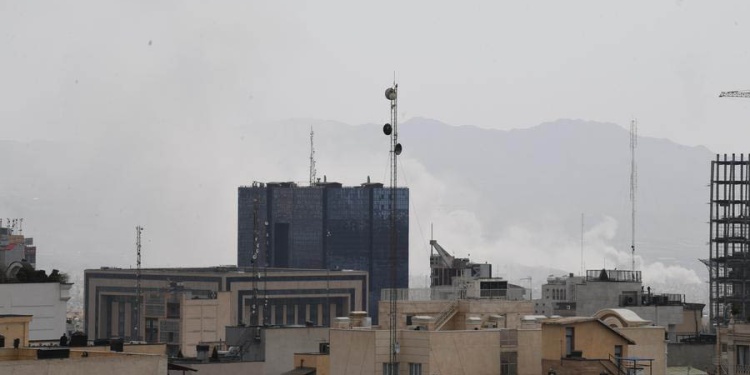 ATAQUES. La imagen tomada este sábado 28 muestra una espesa columna de humo elevándose desde el centro de Teherán, Irán. De acuerdo con reportes internacionales, los ataques alcanzaron instalaciones militares y nucleares en distintas ciudades, incluida Teherán, y provocaron explosiones y columnas de humo visibles en la capital iraní.